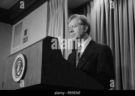 Il presidente Jimmy Carter annuncia nuove sanzioni contro Iran in ritorsione per la presa di ostaggi degli Stati Uniti. 1980 apr. 7 Foto Stock