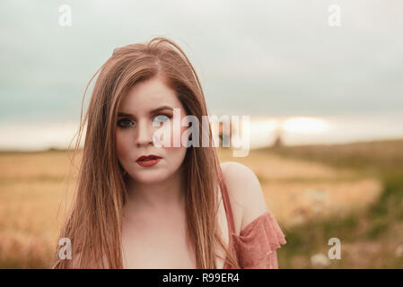 Ritratto di un redhead prese al tramonto Foto Stock