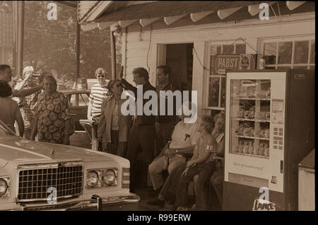 Jimmy Carter fa una interruzione della campagna a suo fratello Billy stazione di gas nella loro città natale di pianura, Georgia. 1976 Sett. 10 Foto Stock