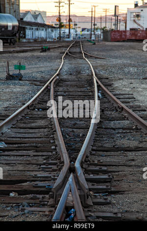 Incrociando i binari della ferrovia in Vernon, una città molto industriale nell'ombra del centro cittadino di Los Angeles, California, Stati Uniti d'America Foto Stock