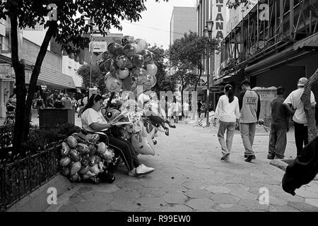 MONTERREY NL/MESSICO - Nov 10, 2003: un venditore ambulante di palloncini in un solo popolo street vicino Macroplaza Foto Stock