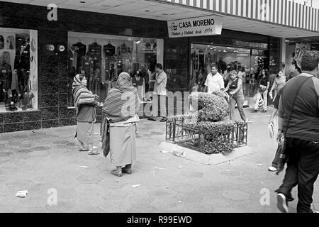 MONTERREY NL/MESSICO - Nov 10, 2003: due donne mendicare il denaro per i pedoni passando da Foto Stock