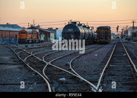 Motore locomotiva e il treno a Vernon, una città molto industriale nell'ombra del centro cittadino di Los Angeles, California, Stati Uniti d'America Foto Stock