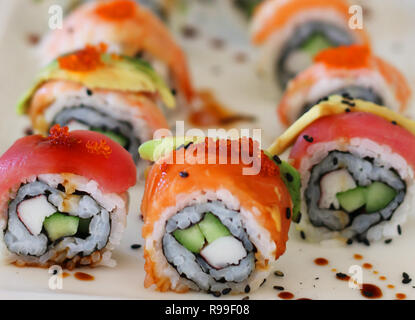 Il cibo giapponese sushi California rotoli Foto Stock