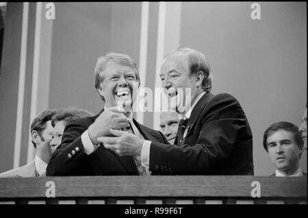 Jimmy Carter e il senatore Hubert Humphrey presso la Convenzione Nazionale Democratica di New York City . 1976 lug. Foto Stock