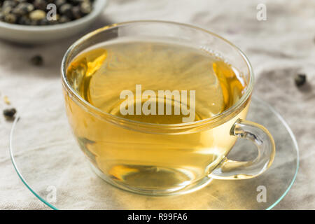 Hot organico tè Oolong su un piattino Foto Stock