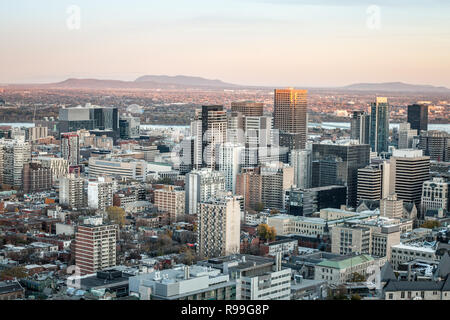 Lo skyline di Montreal, con gli edifici iconici di Downtown e il CBD e grattacieli aziendali adottate dal Mont Royal Hill. Montreal è la città principale Foto Stock