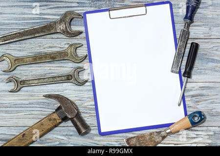 Set di strumenti su un sfondo di legno, copyspace Foto Stock