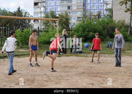 Kovrov, Russia. Il 7 settembre 2013. Ragazzi giocare a calcio nel schoolyard Foto Stock