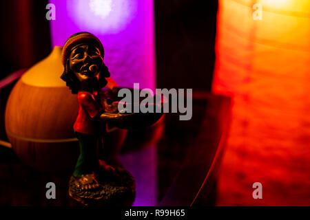 Bob Marley figurina su vetro riflettente desk da un diffusore olio accesa da 2 lampade a led. Foto Stock