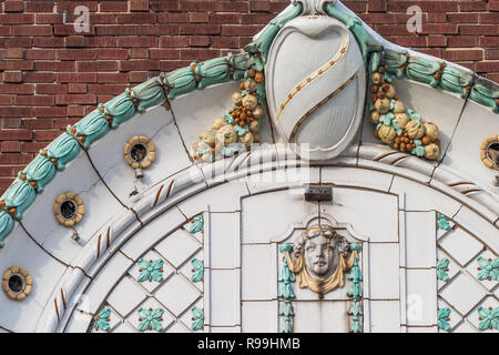 Terra Cotta ornamento sulla facciata del Teatro Hoosier Foto Stock