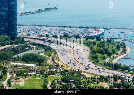 Vista aerea del Lake Shore Drive e il Lago Michigan Foto Stock