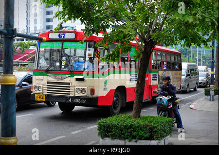 Bus sulla strada di Bangkok in Thailandia Foto Stock