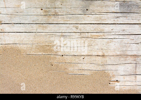 La sabbia sul legno planked. Estate sfondo con copia spazio. Vista superiore Foto Stock