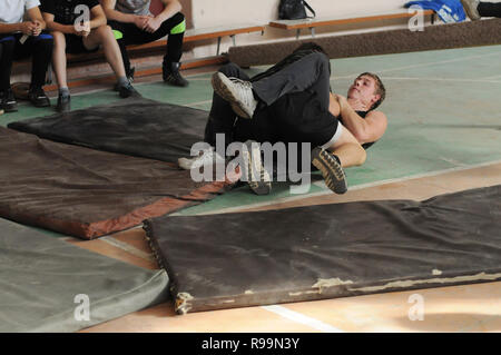 Kovrov, Russia. Il 13 ottobre 2013. Teens uno contro l'altro nella palestra della scuola Foto Stock