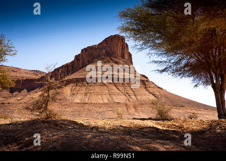 Il Marocco, Zagora Provincia, Tazarine, sperone di roccia, ex spina vulcanica Foto Stock