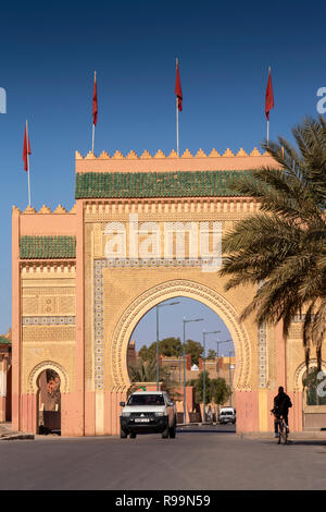 Il Marocco, Errachidia Provincia, Rissani, il traffico che passa sotto il gateway al deserto città mercato Foto Stock