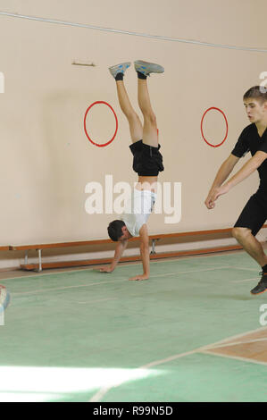 Kovrov, Russia. Il 13 ottobre 2013. Teen facendo handstand in palestra Foto Stock