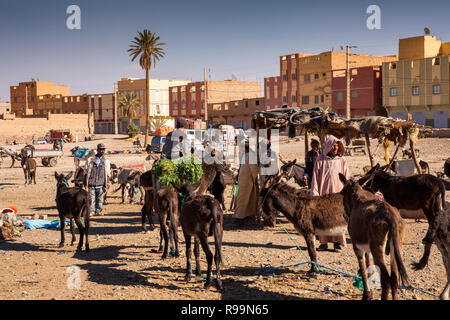 Mc638 Marocco, Errachidia Provincia, Rissani, souk, pack i proprietari di animali a bordo del mercato Foto Stock