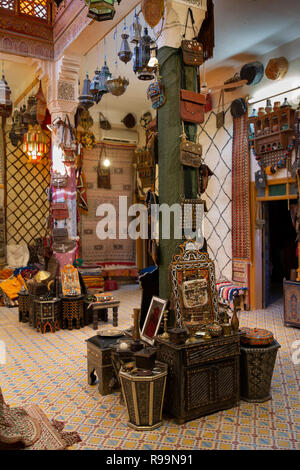 Il Marocco, Errachidia Provincia, Rissani, negozio di antiquariato interno Foto Stock