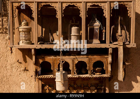 Il Marocco, Errachidia Provincia, Rissani, negozio di antiquariato, old Berber shelf contenente polverosi oggetti domestici Foto Stock