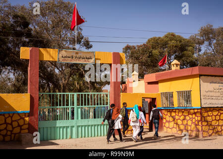 Il Marocco, Errachidia Provincia, Rissani, scuola gate con segno in arabo e script Berbera Foto Stock