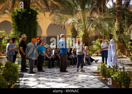 Il Marocco, Rissani, Alaouite Mausoleo di Moulay Ali Cherif, tour di ascolto di gruppo alla guida Foto Stock