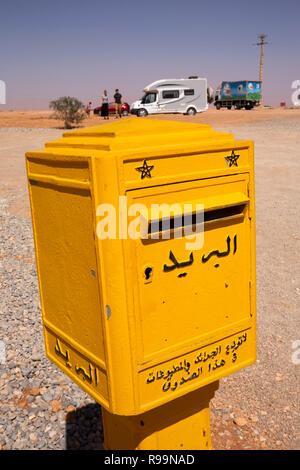 Il Marocco, Rissani, Maroc Post, postal letter box a fianco della strada del deserto Foto Stock