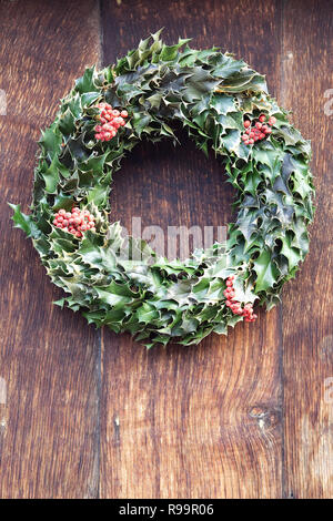 Ghirlanda di Natale su una porta di legno Foto Stock