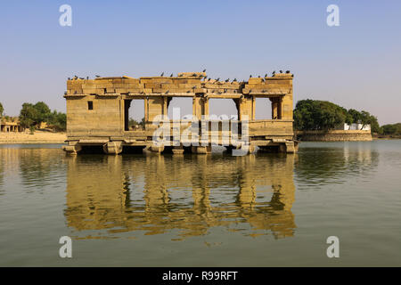 Il resto di un tempio in mezzo al lago. Il lago (Gadisar Lake) costruito dal primo sovrano di Jaisalmer, Raja Rawal Jaisal. Foto Stock