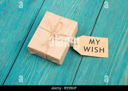 Confezione regalo e tag con iscrizione 'MY desiderate' blu sul tavolo di legno Foto Stock