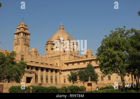 Umaid Bhawan Palace, situato in Jodhpur in Rajasthan, è uno dei più grandi del mondo residenze private. Una parte del palazzo è gestito da Taj Hotels. Foto Stock