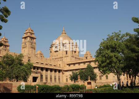 Umaid Bhawan Palace, situato in Jodhpur in Rajasthan, è uno dei più grandi del mondo residenze private. Una parte del palazzo è gestito da Taj Hotels. Foto Stock