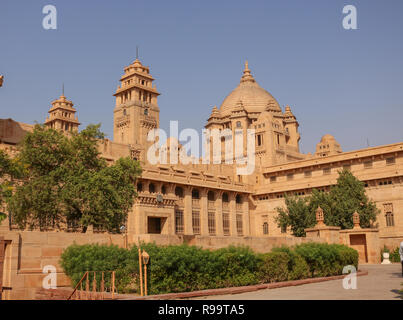 Umaid Bhawan Palace, situato in Jodhpur in Rajasthan, è uno dei più grandi del mondo residenze private. Una parte del palazzo è gestito da Taj Hotels. Foto Stock