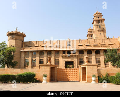 L'ingresso di Umaid Bhawan Palace, situato in Jodhpur in Rajasthan, è uno dei più grandi del mondo residenze private. Foto Stock