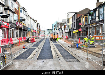 La posa di nuovo il tram via il tram di estensione tra il molo nord e la stazione ferroviaria di Blackpool North Foto Stock