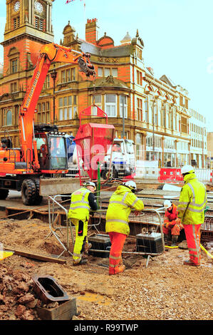 Ingegneri versare cemento durante la costruzione della nuova linea tramviaria estensione in Blackpool centro città Foto Stock