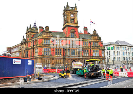 La posa di nuovo il tram via il tram di estensione tra il molo nord e la stazione ferroviaria di Blackpool North Foto Stock