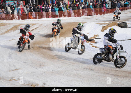 Kovrov, Russia. Il 22 febbraio 2014. Inverno motocross competizioni nel complesso sportivo Motodrom Foto Stock