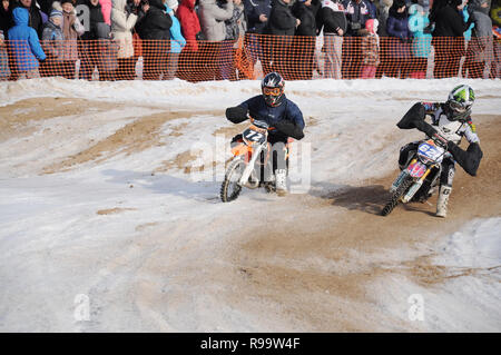 Kovrov, Russia. Il 22 febbraio 2014. Inverno motocross competizioni nel complesso sportivo Motodrom Foto Stock