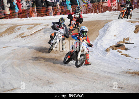 Kovrov, Russia. Il 22 febbraio 2014. Inverno motocross competizioni nel complesso sportivo Motodrom Foto Stock