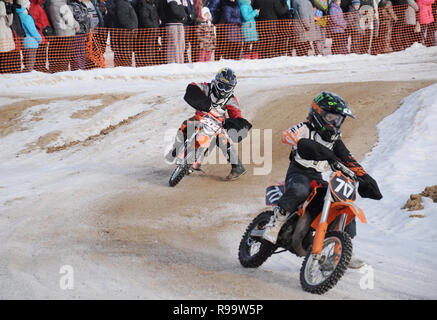 Kovrov, Russia. Il 22 febbraio 2014. Inverno motocross competizioni nel complesso sportivo Motodrom Foto Stock