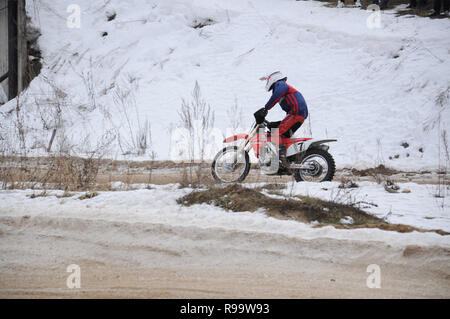 Kovrov, Russia. Il 22 febbraio 2014. Inverno motocross competizioni nel complesso sportivo Motodrom Foto Stock