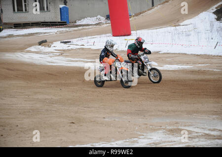 Kovrov, Russia. Il 22 febbraio 2014. Inverno motocross competizioni nel complesso sportivo Motodrom Foto Stock