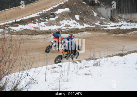 Kovrov, Russia. Il 22 febbraio 2014. Inverno motocross competizioni nel complesso sportivo Motodrom Foto Stock