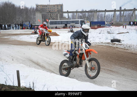 Kovrov, Russia. Il 22 febbraio 2014. Inverno motocross competizioni nel complesso sportivo Motodrom Foto Stock