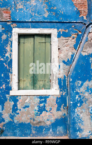 Vernice sbiadita su vecchie persiane alle case colorate di Burano Venezia Italia Foto Stock