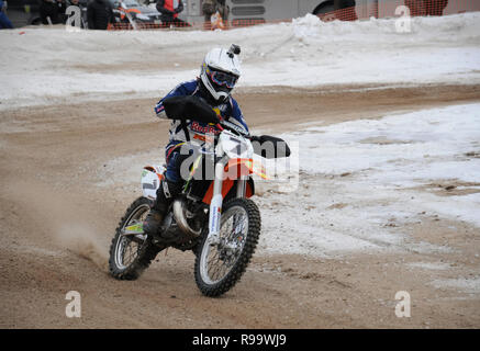 Kovrov, Russia. Il 22 febbraio 2014. Inverno motocross competizioni nel complesso sportivo Motodrom Foto Stock