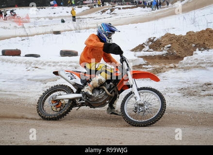 Kovrov, Russia. Il 22 febbraio 2014. Inverno motocross competizioni nel complesso sportivo Motodrom Foto Stock