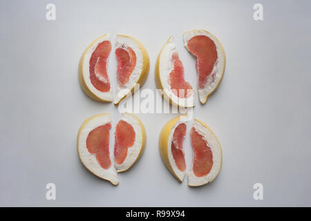 Mature a fette di frutta pomelo isolato su sfondo bianco da un elevato angolo di visione Foto Stock